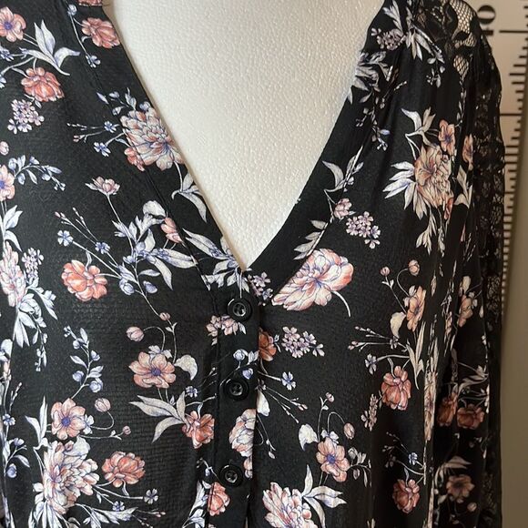 TORRID black baby doll style top w/ lace embellished sleeves, shoulders, & back. - Picture 3 of 14